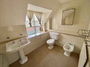 BATHROOM 2B- click for photo gallery